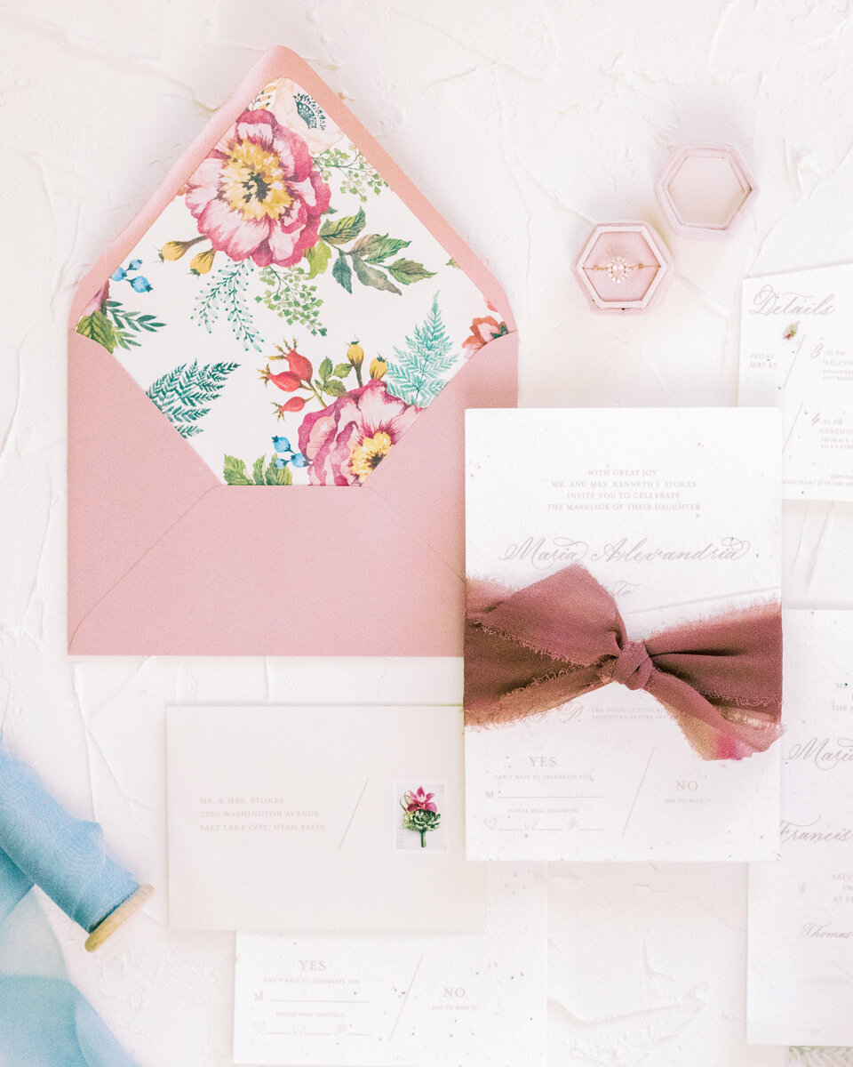 The floral liner on this suite reinforces the floral nature of this suite (the paper is flower seed paper), while still letting the invite shine